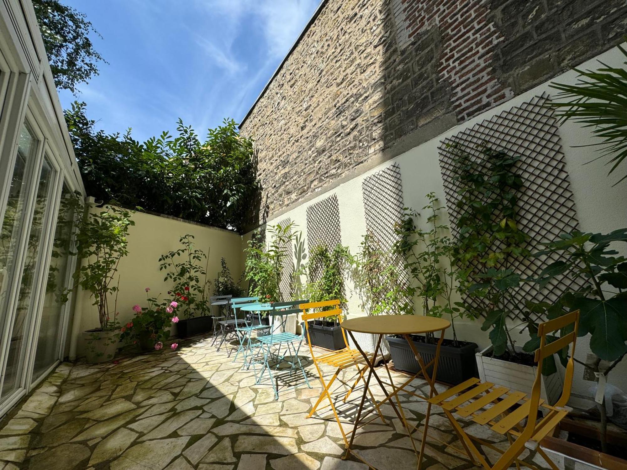 Hipotel Lilas Gambetta Paris Exterior photo